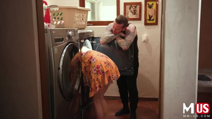 [ModelMediaUS] - Izzy Lush's Soapy Hairy Surprise - Izzy Lush