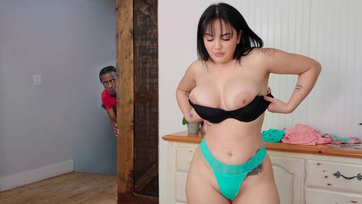 [BigNaturals] - Amateur Latina's Big Ass Adventure - Damion Dayski - Nika Venom